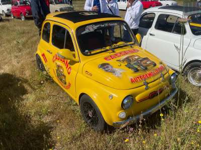 L�ultima 500 � di colore giallo e con decorazioni dedicate a una attivit� di autodemolizioni, completate con l�immagine del personaggio �Cricchetto� del film Cars. Sul cofano � stampato il volto di un ragazzo: si tratta di Vito, amico del proprietario morto anni fa  

